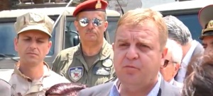 Министърът на отбраната Красимир Каракачанов се срамува, когато го питат