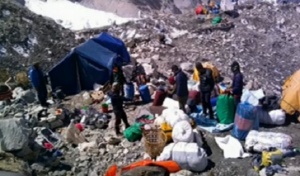 Природозащитници почистиха 5 тона отпадъци от Еверест. В кампанията се