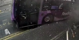 Мъж блъснат от огромен двуетажен автобус в Лондон като по