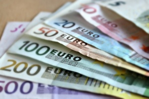 Еврото увеличи ръста си спрямо долара в сряда, постигайки важен