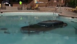 Възрастна жена се озова с автомобила си в басейн Инцидентът
