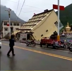 Продължителните проливни дъждове срутиха сграда в Тибет. За щастие всички