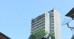 Срути се част от покрива на бившия хотел Соколица в