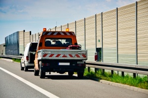 Нелегални автомобили с маркировката на сръбската Пътна помощ дефилират по