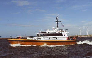 Румънските власти задържаха днес в Черно море лодка с близо