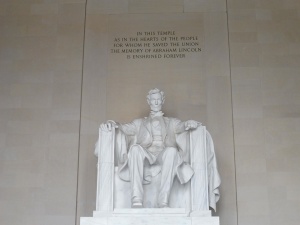 Вандали оскверниха мемориала Линкълн във Вашингтон с неприлично послание изписано