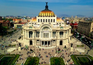 Гигантска дупка се образува в центъра на Мексико сити след