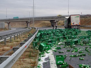 ТИР изсипа 200 каси бира и затвори входа на автомагистрала