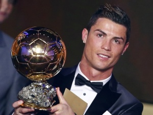 Реплика на спечелената от Кристиано Роналдо Златна топка през 2013
