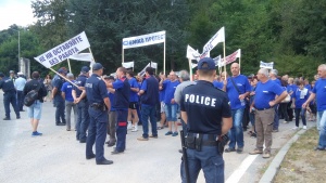 Протест под прозорците на властта Служители на военния завод Емко