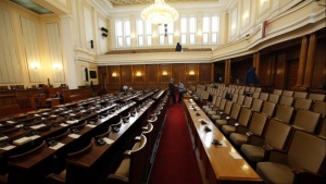 По-ниска законодателна активност на парламента отчита Юридически барометър. От януари