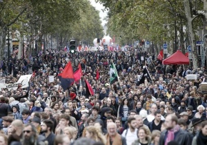 Най малко 400 000 служители в държавния сектор излязоха на протест