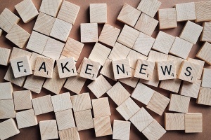 Фалшивите новини вредят на доверието към медиите в САЩ и
