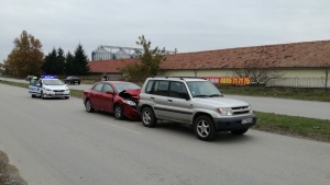 Джип и лек автомобил се сблъскаха на Околовръстното на Лясковец.