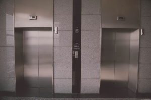 Инцидент с асансьор в столицата Жена пропадна в асансьорната шахта