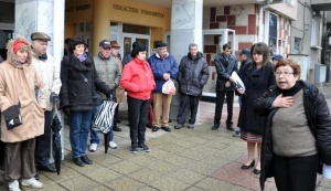 С искане за достоен живот пенсионери се събраха пред сградата