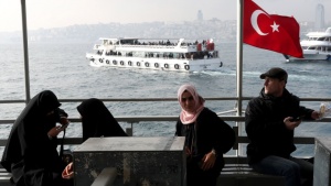 Турските власти са издали заповеди за арест на 107 учители