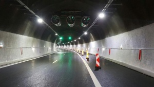 Движението в тръбата на тунел Витиня в посока Варна на