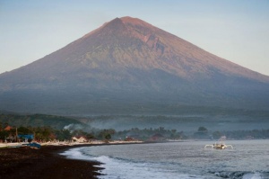 Вулканът Агунг в Бали изхвърли пепел и дим засилвайки страховете