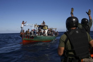 Български кораб е спасил десетки мигранти от лодка във водите на