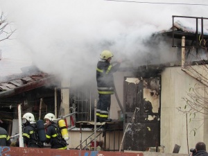 Семейство се спаси по чудо от горяща къща в центъра на Русе,