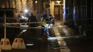 Около две дузини маскирани мъже хвърляха запалителни бомби срещу синагога в шведския