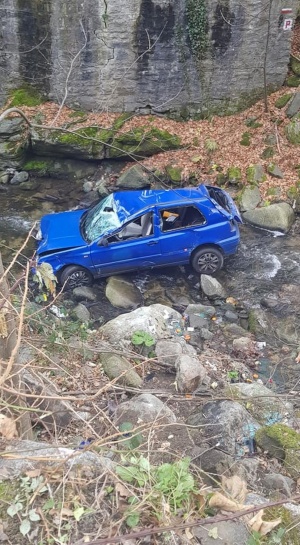 Лек автомобил Фолксваген Голф катастрофира в коритото на Стара река