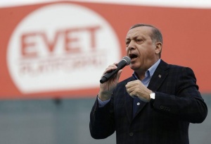 Местен жител изскочил на сцената от която реч произнасял турският президент