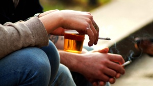 Цигарите и алкохолът ще бъдат с нови бандероли съобщава bTV  Тютюневите