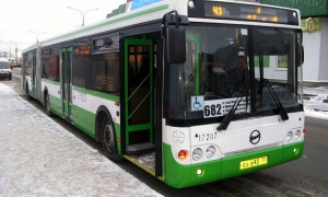 Пътнически автобус се вряза в спирка на градския транспорт в