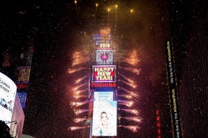 Френската столица посрещна Новата година с фойерверки и пиротехническо шоу край