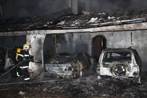 Два автомобила собственост на горски стражари са подпалени тази нощ