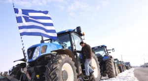 Фермерите от гръцкия град Кардица изкарват тракторите по площадите за