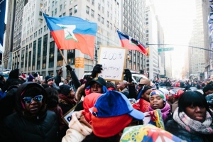 Стотици хора мнозинството от които американци с хаитянски произход се