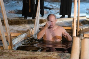 Множество руснаци включително президентът Владимир Путин  се окъпаха тази нощ в