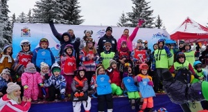 Силният снеговалеж и мрачното време не спряха близо хилядата деца