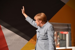 Консерваторите на канцлера Ангела Меркел и социалдемократите в център ляво влязоха