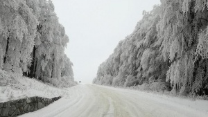 Затварят се някои пътища в страната поради снегонавявания и силен