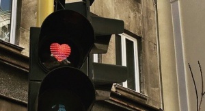 По случай празника Свети Валентин някои от светофарите в центъра