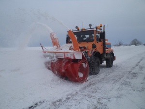 Над 600 машини почистват републиканските пътища в районите със снеговалеж съобщават от