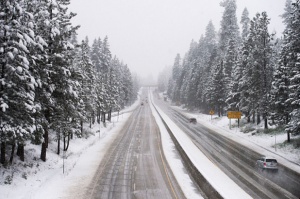 Обилен снеговалеж, силен вятър и навявания затрудниха движението по магистралите
