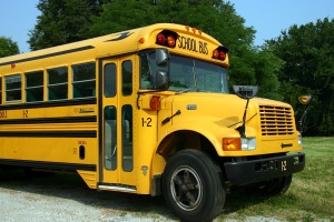 Автобус, превозващ деца към училището в село Книжовник, закъса в непочистения път тази