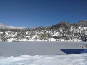 Ниските температури през изтеклото денонощие заледи водите на Смолянските езера