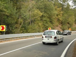Сливенската полиция предупреждава, че поради свлачище на път II-48, на