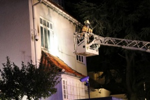 Най малко двама души са нападнали посолството на Турция в Копенхаген със запалителни