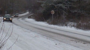 Обилен снеговалеж затруднява движението по някои пътища в Североизточна България