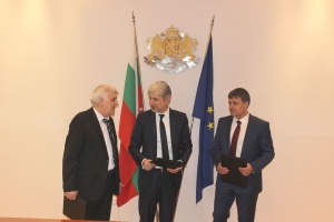 Министърът на околната среда и водите Нено Димов подписа договори