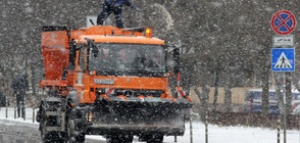 Общо 135 снегопочистващи машини извършват обработки със смеси срещу заледяване