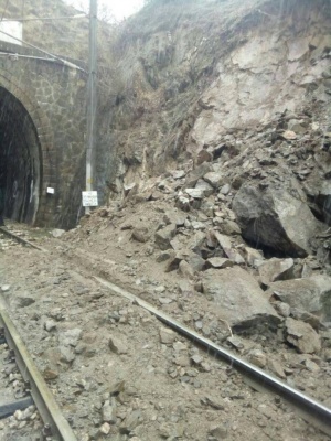 Движението на влаковете между Долна махала и Карлово е преустановено.