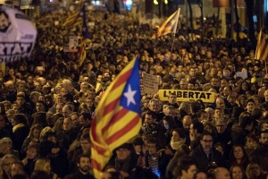 Сблъсъци между каталунската полиция и участници в протестни акции избухнаха снощи в Барселона Недоволството